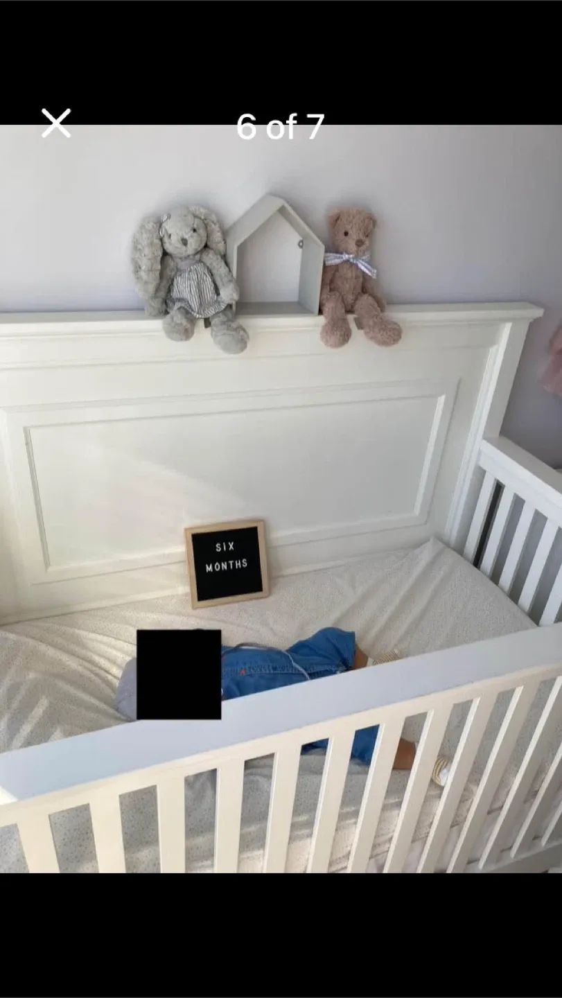 Convertible White Crib image indicator(4)