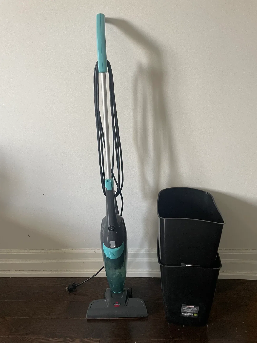 Bissell Vacuum Cleaner + 2 Trash Bins