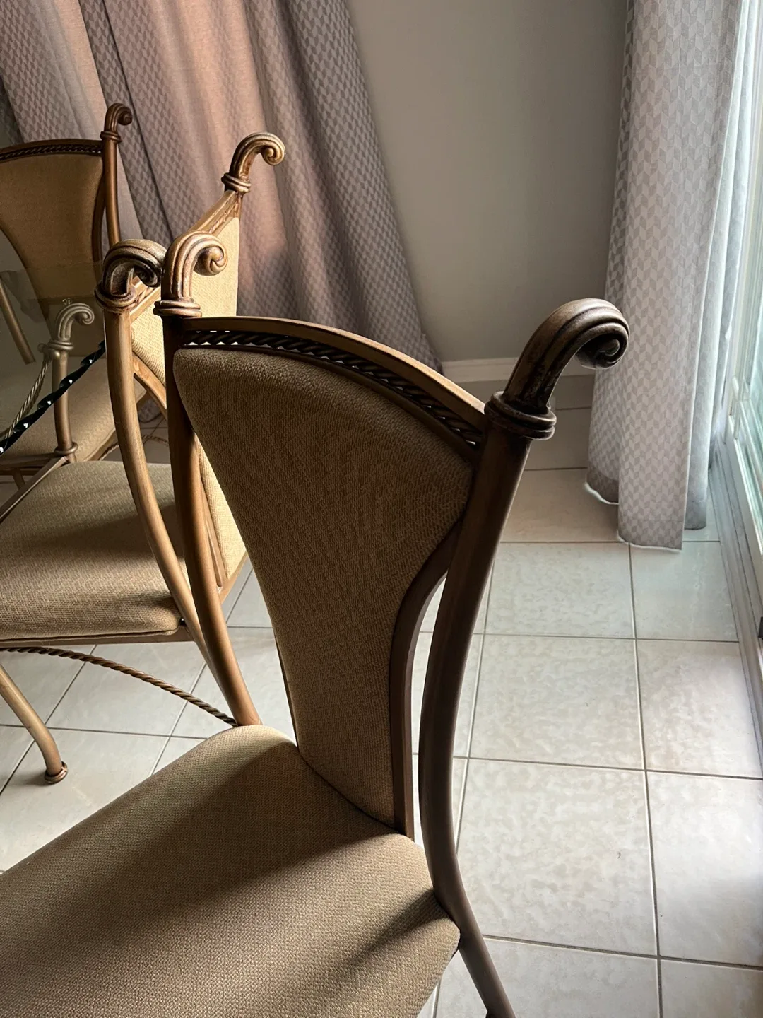 Dining Table and 6 Chairs image indicator(3)