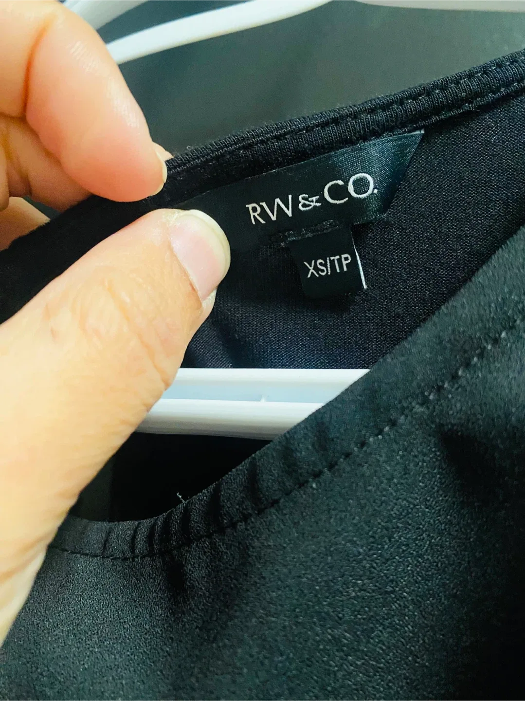 RW&CO. XS/TP Black Floral Top image indicator(3)