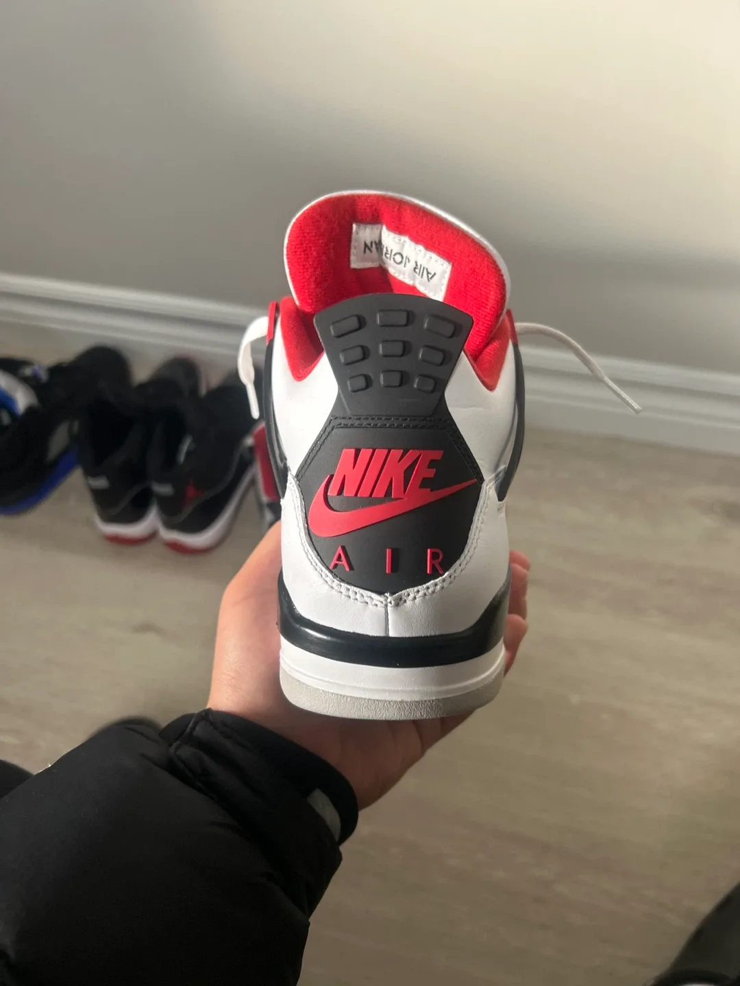 Air Jordan 4 Retros Fire Red image indicator(5)