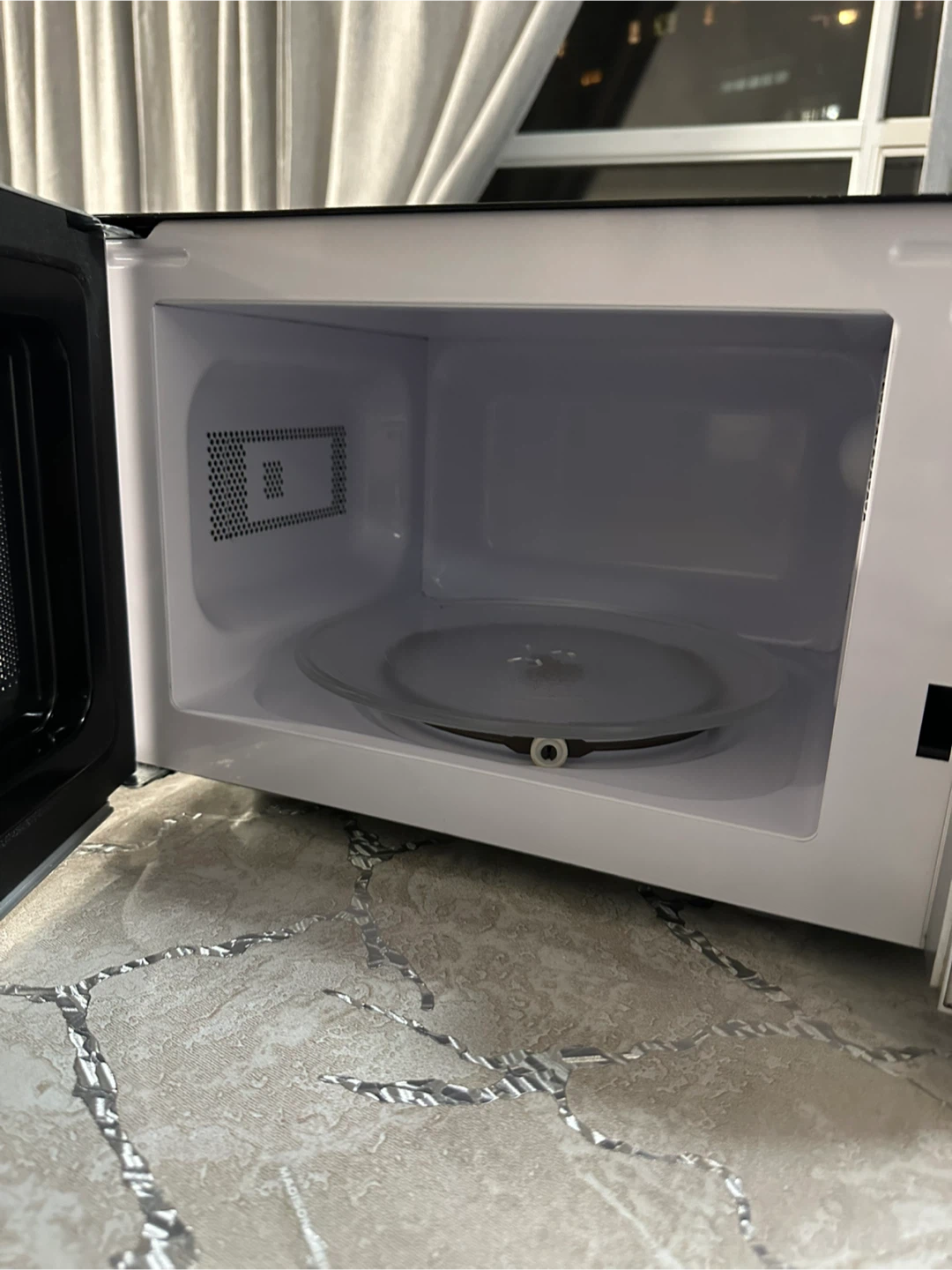 Hamilton Beach Microwave Oven - Like New! - photo 5