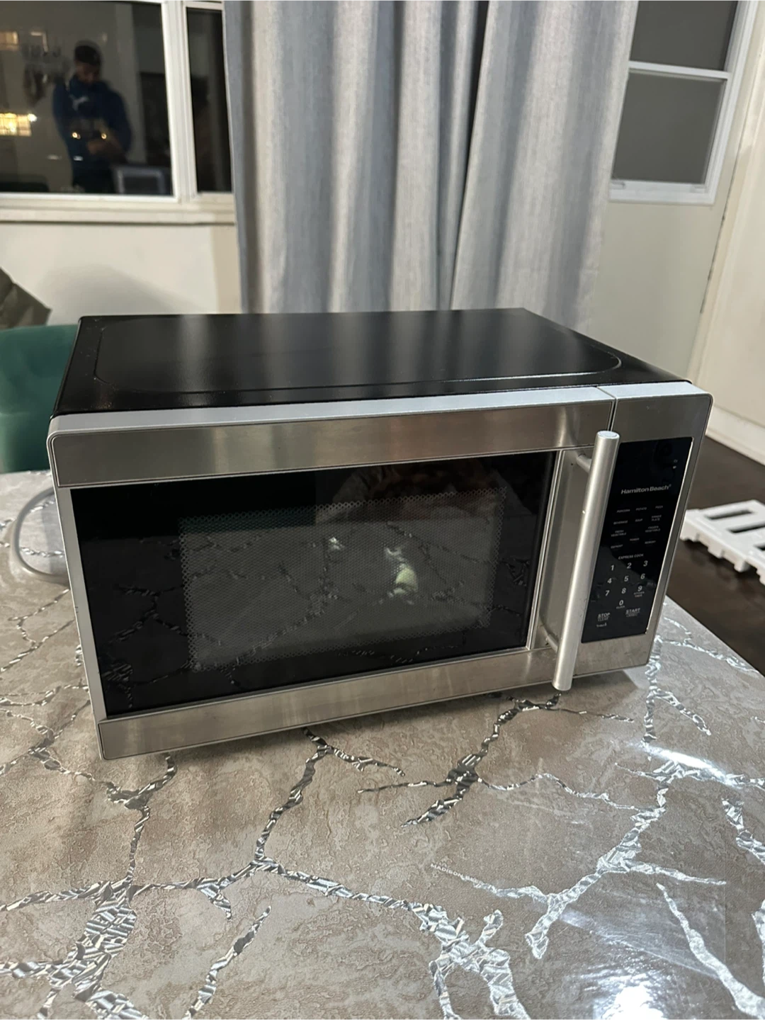Hamilton Beach Microwave Oven - Like New! - photo 2