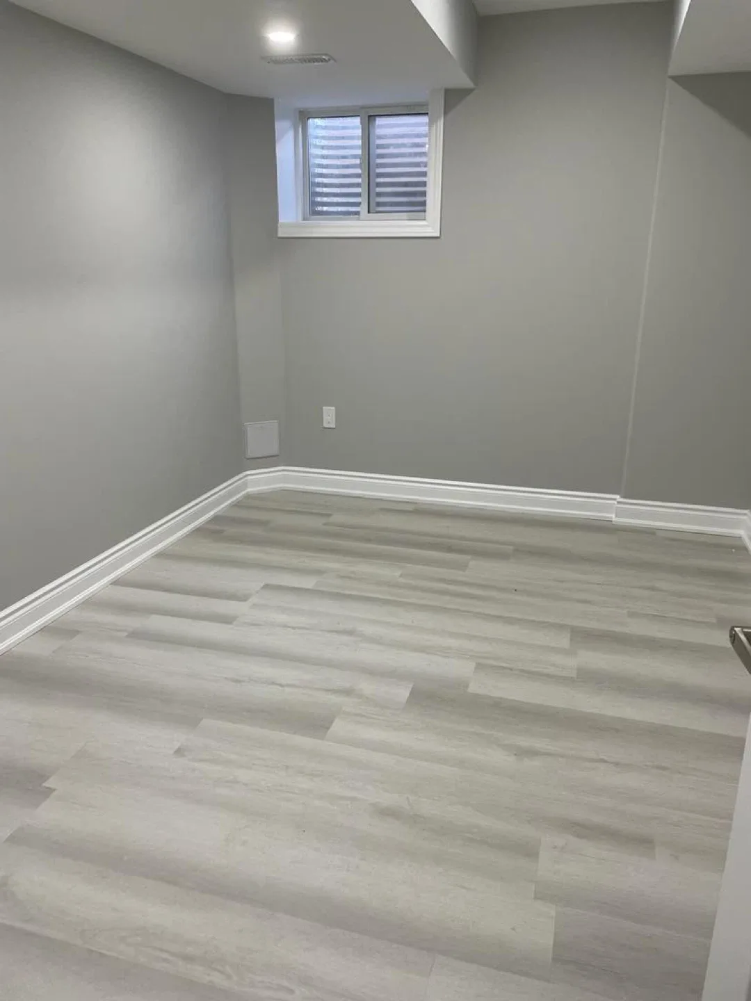 3 bedrooms basement for rent image indicator(3)