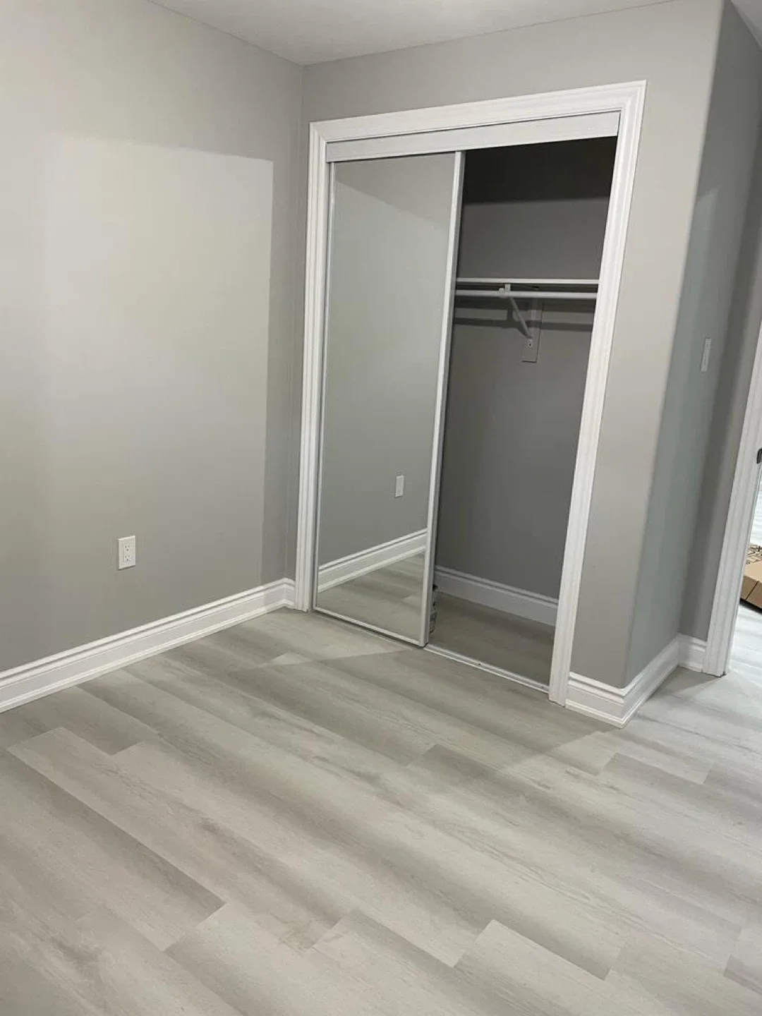 3 bedrooms basement for rent image indicator(6)