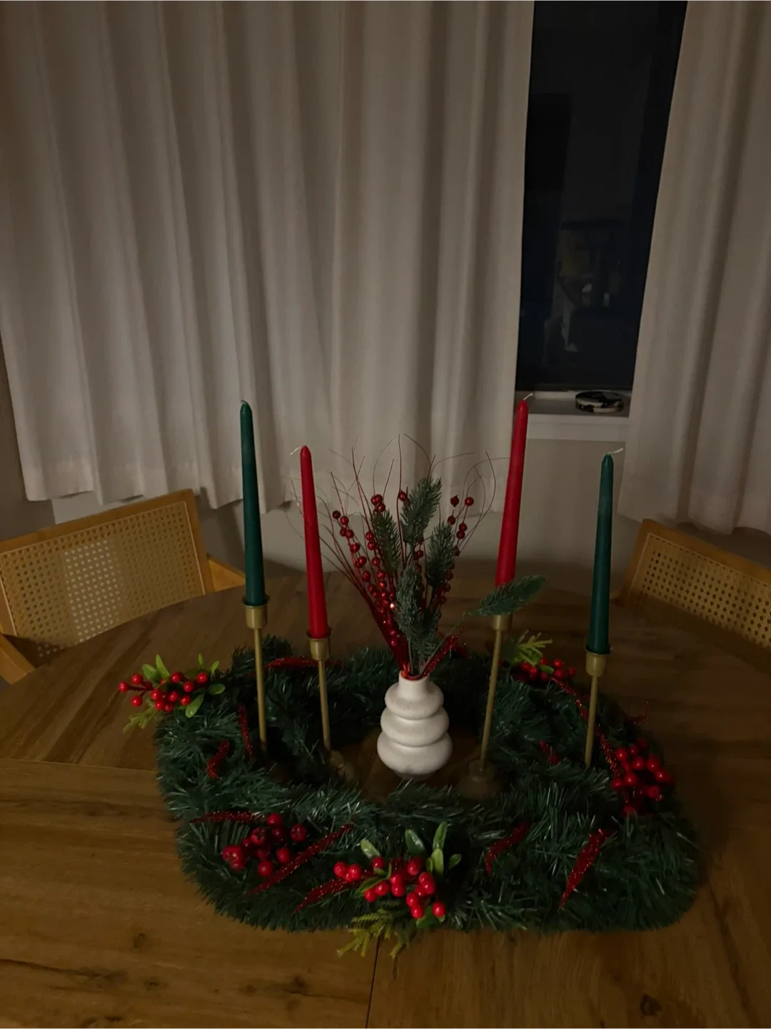 Dining table with chairs image indicator(2)