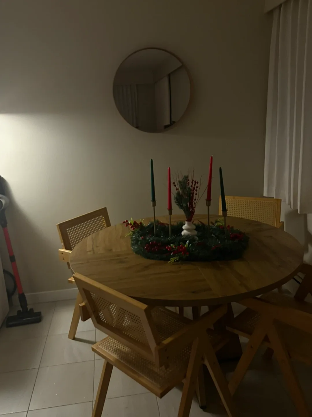 Dining table with chairs image indicator(3)