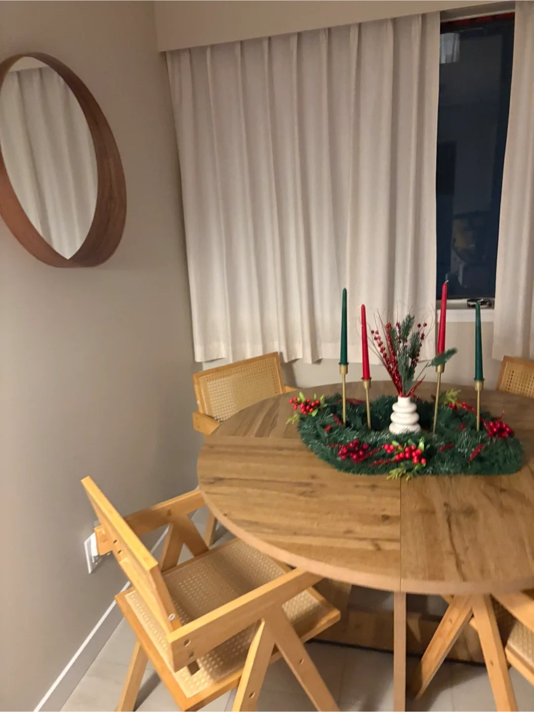 Dining table with chairs image indicator(4)