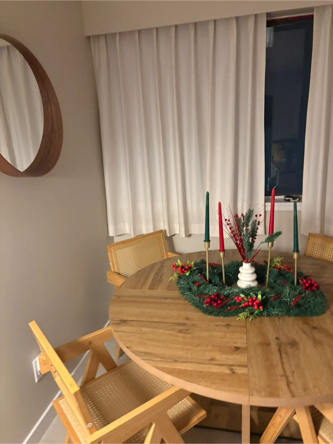 Dining table with chairs image indicator(5)