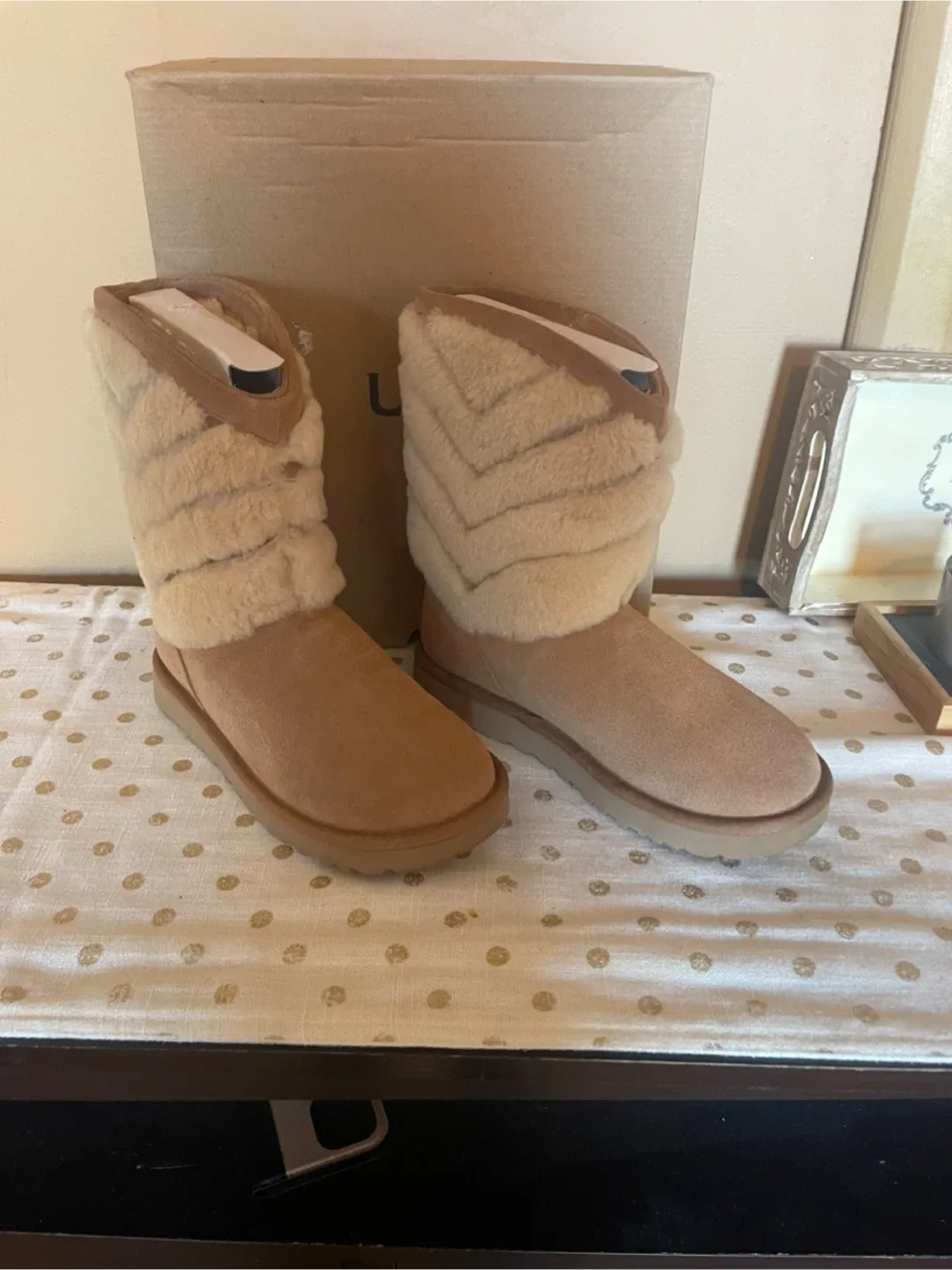 UGG Boots Size 7 image indicator(2)
