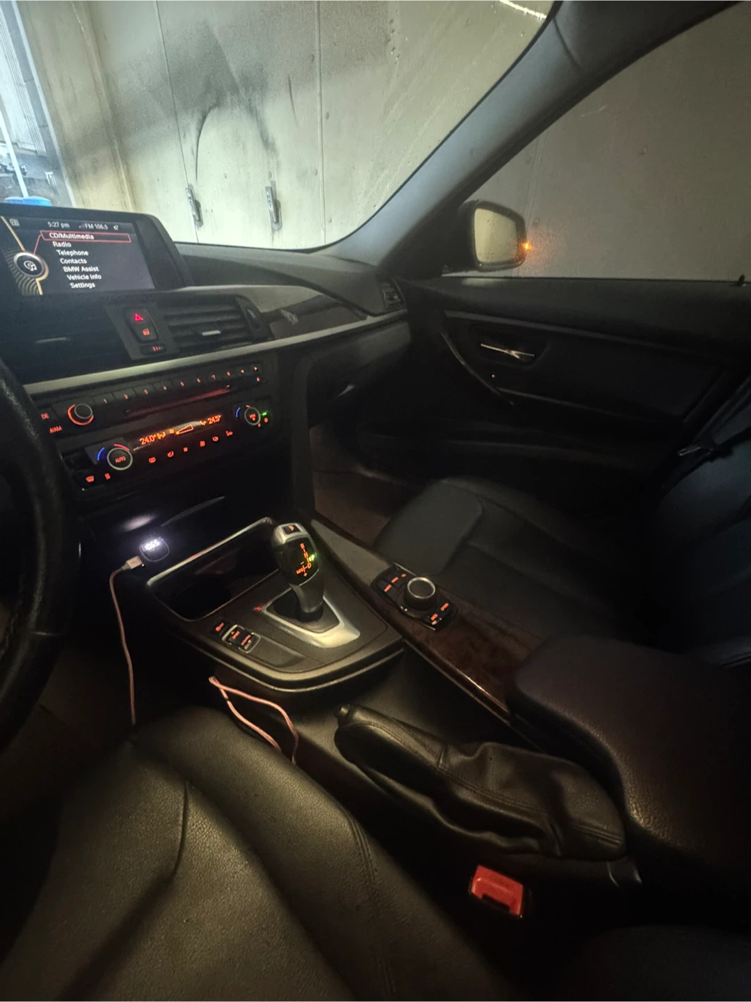 BMW 320i Sedan - Black - photo 4