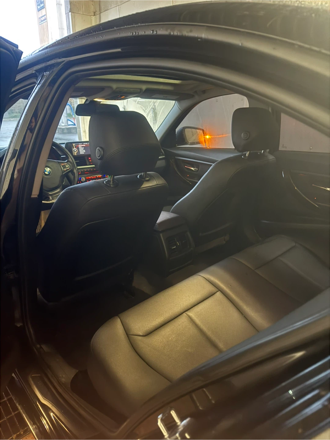 BMW 320i Sedan - Black - photo 3