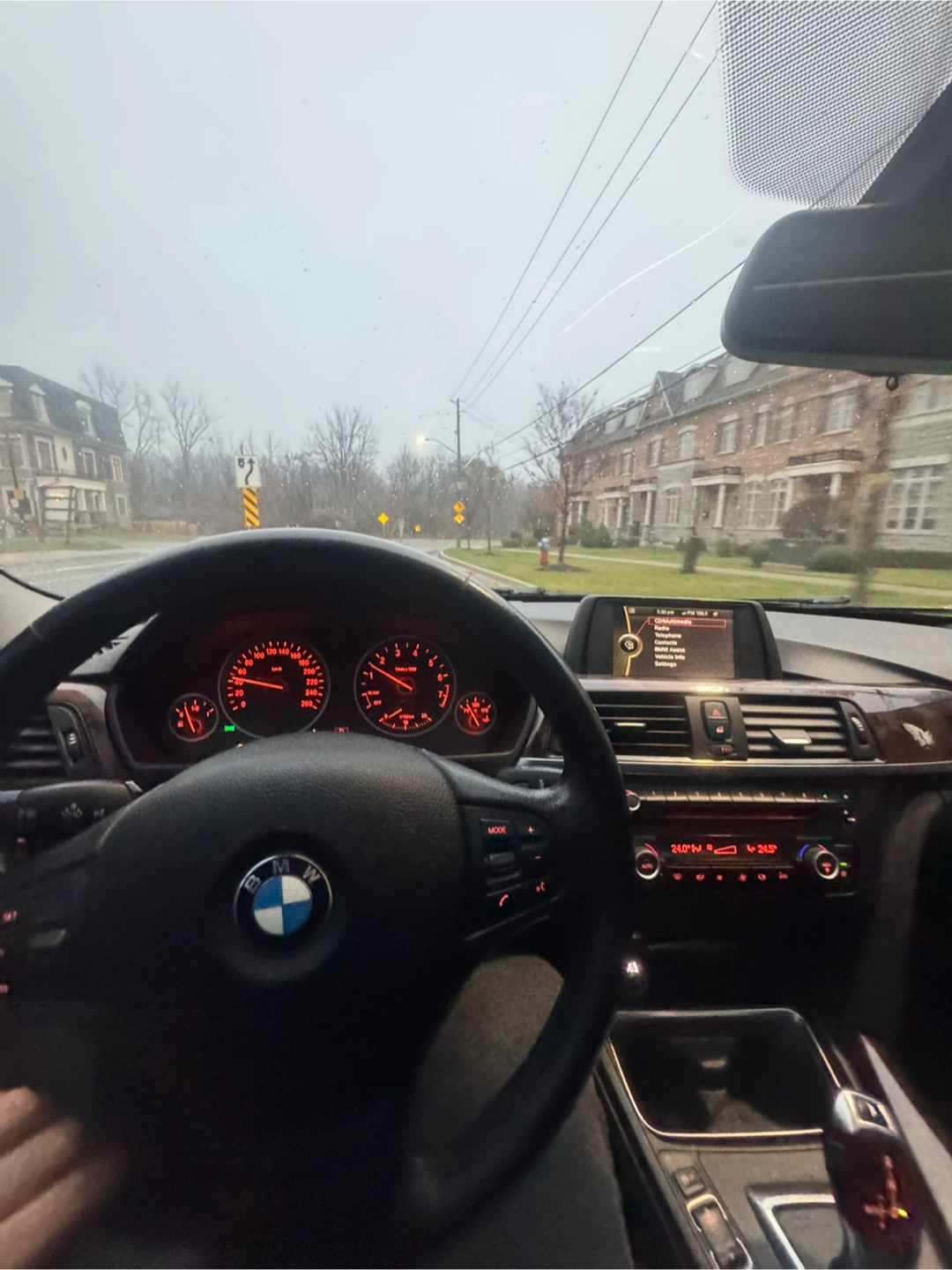 BMW 320i Sedan - Black - photo 5