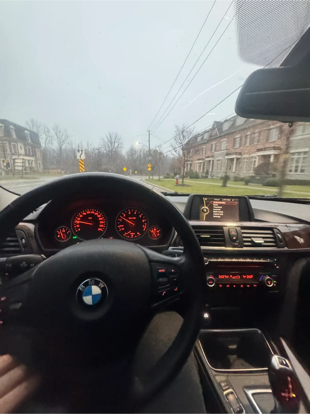 BMW 320i Sedan - Black image indicator(5)