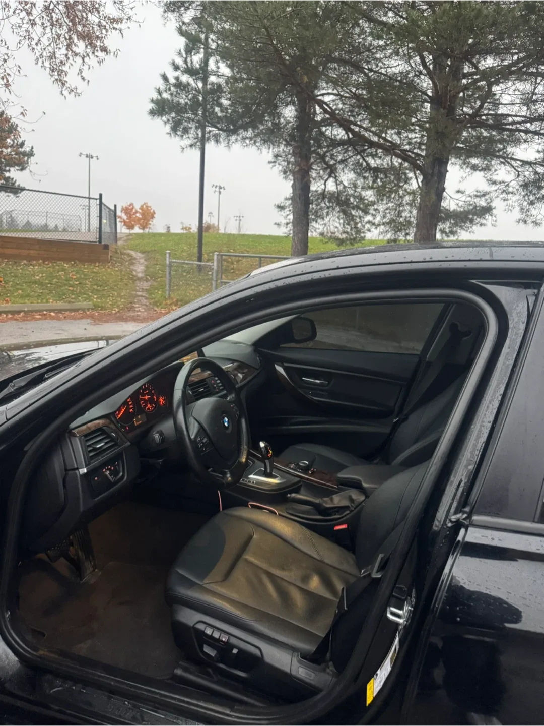 BMW 320i Sedan - Black image indicator(7)