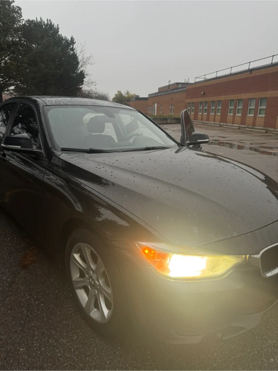 BMW 320i Sedan - Black image indicator(10)