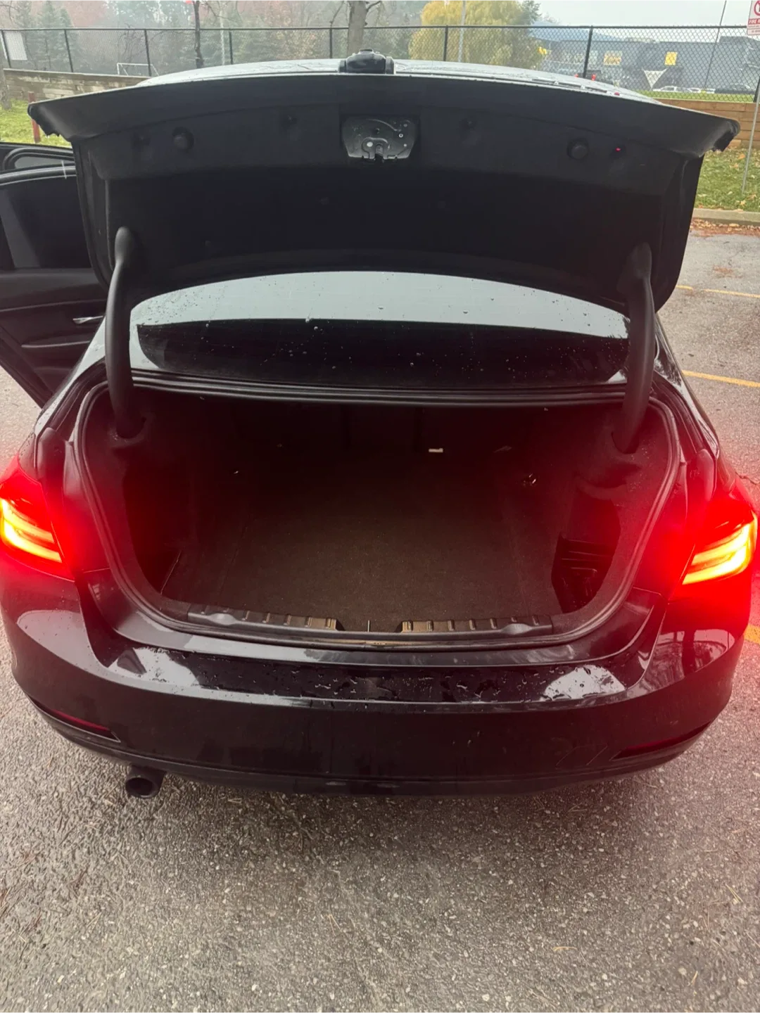 BMW 320i Sedan - Black image indicator(8)