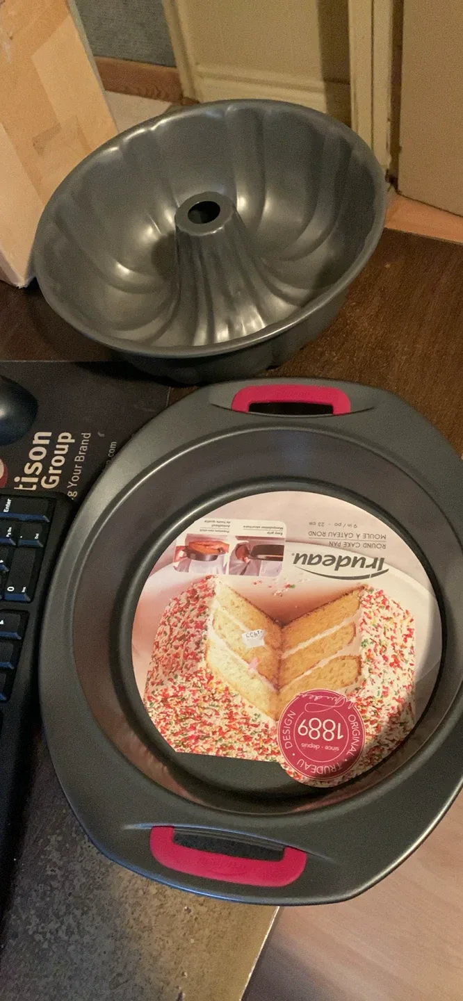 Trudeau Round Cake Pan & Bundt Pan Set image indicator(3)