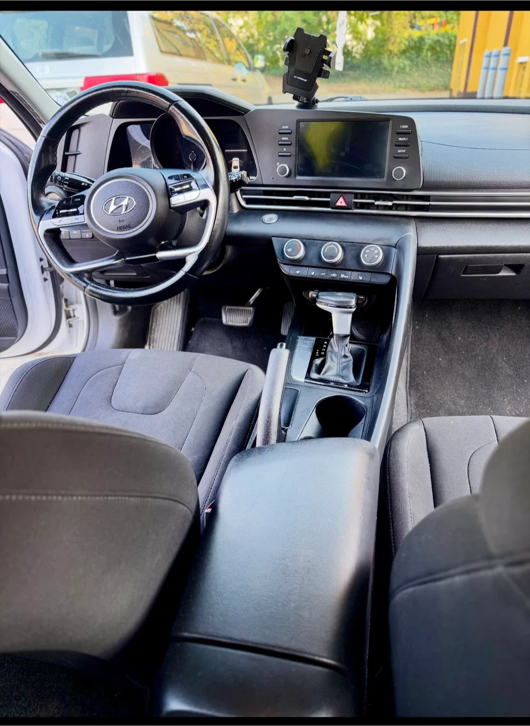 Hyundai Elantra - White Sedan image indicator(3)