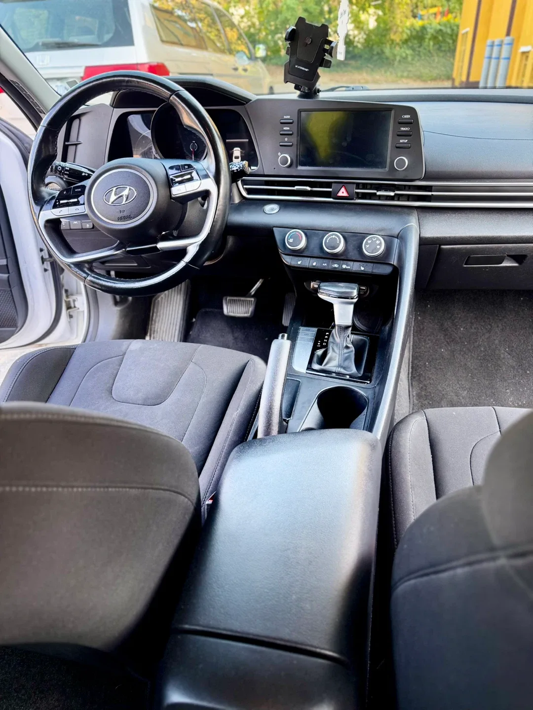 Hyundai Elantra - White Sedan image indicator(4)