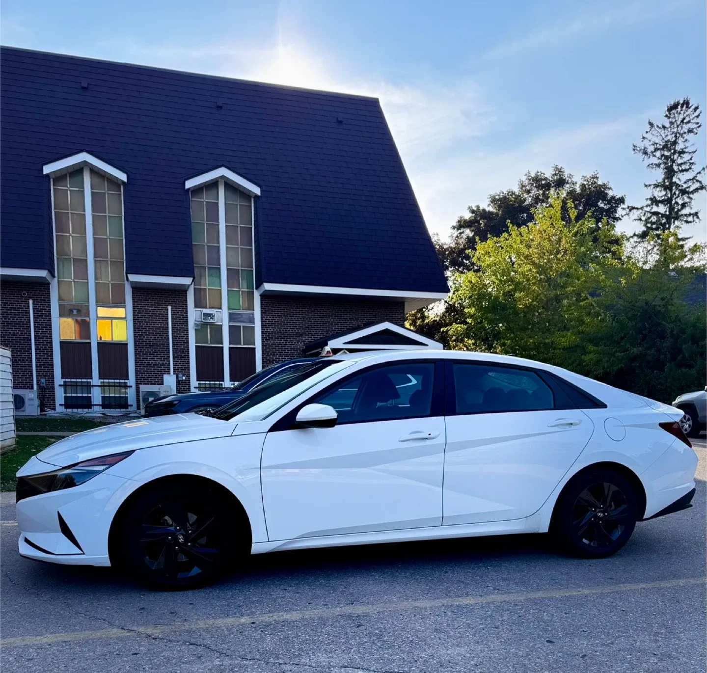 Hyundai Elantra - White Sedan image indicator(2)