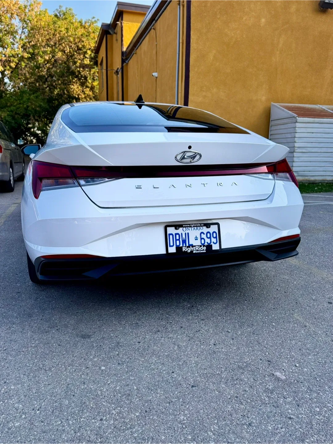 Hyundai Elantra - White Sedan image indicator(5)