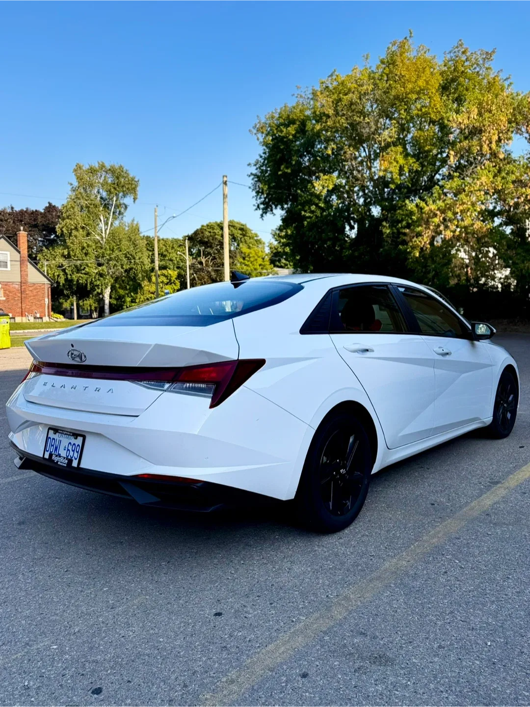 Hyundai Elantra - White Sedan image indicator(6)