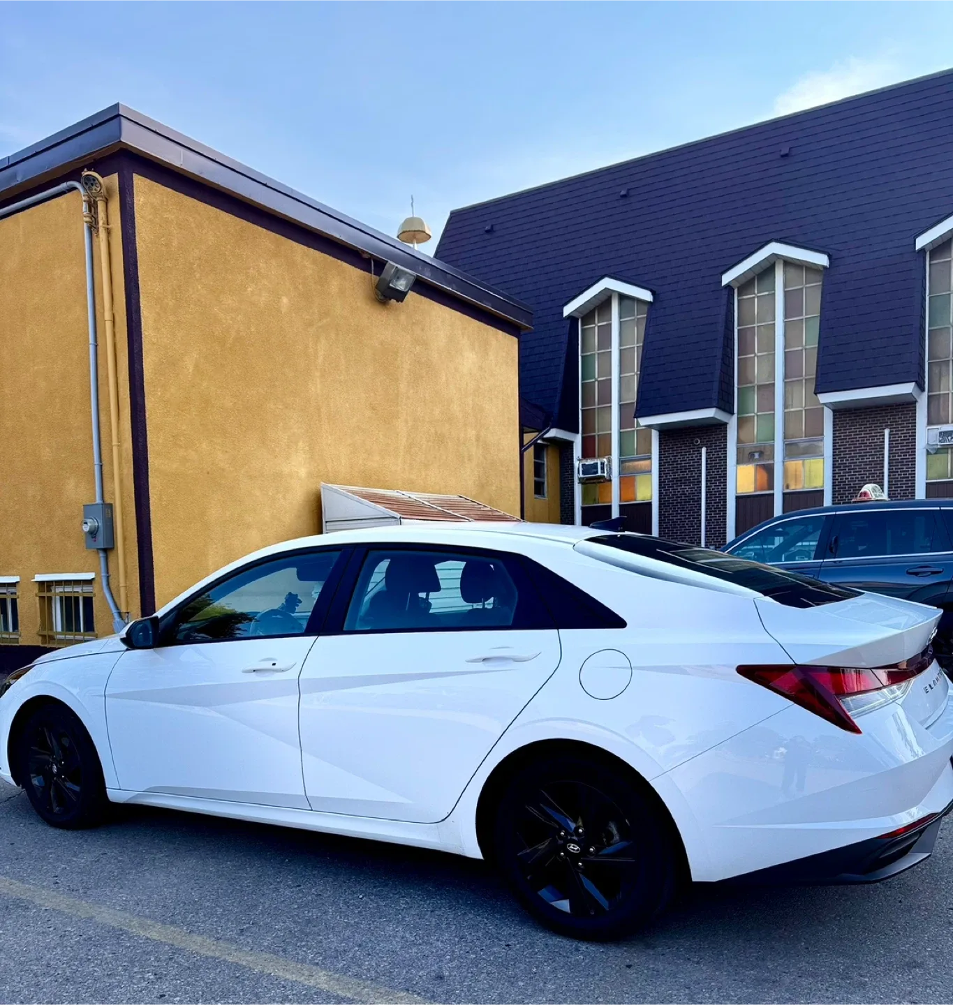 Hyundai Elantra - White Sedan image indicator(7)