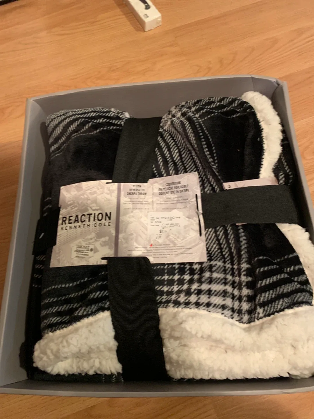 Kenneth Cole Reaction Plush Sherpa Throw Blanket (New)
