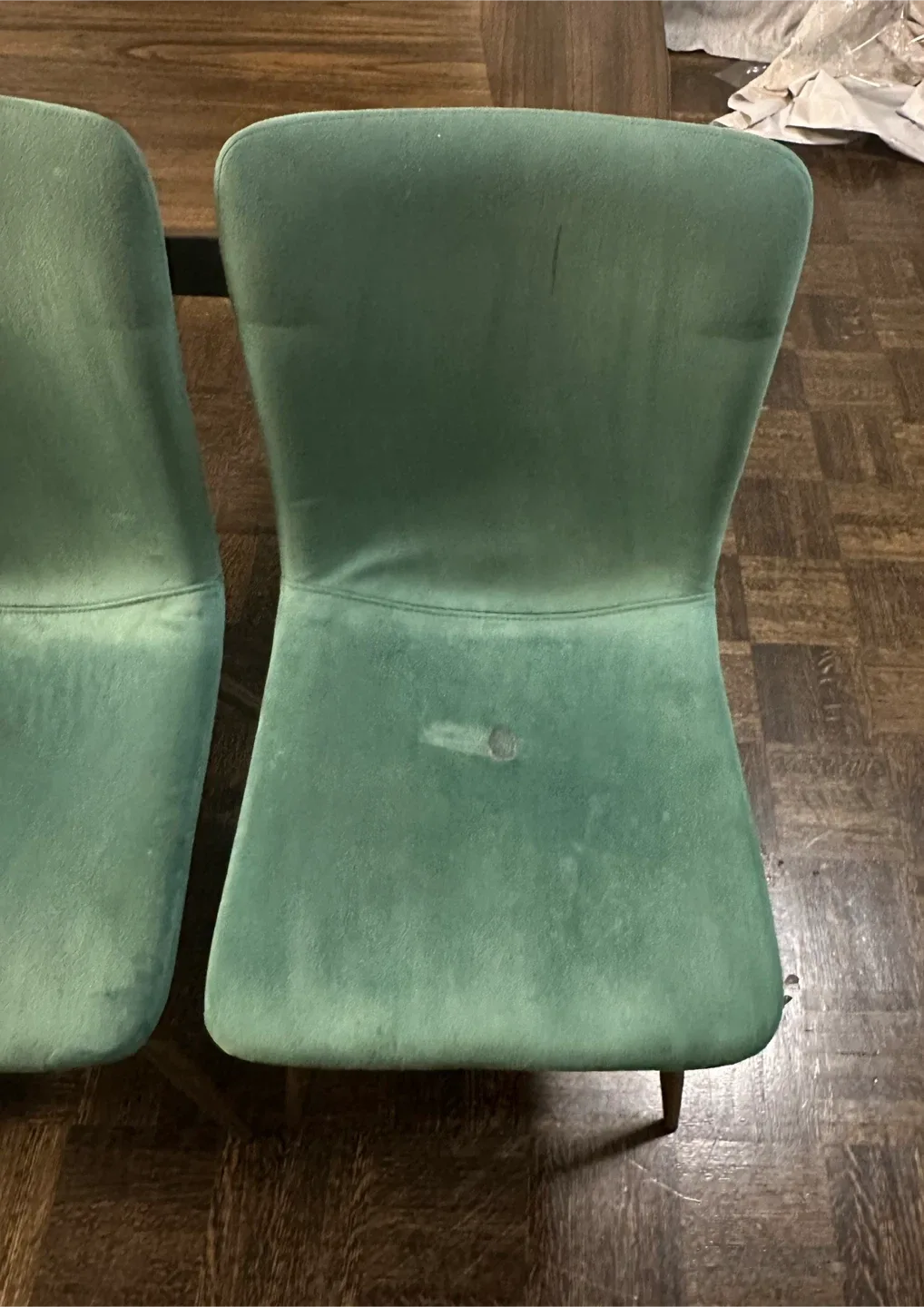 Dining Table with 4 Green Velvet Chairs image indicator(6)