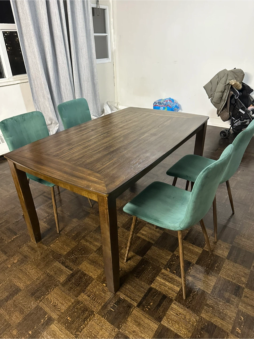 Dining Table with 4 Green Velvet Chairs