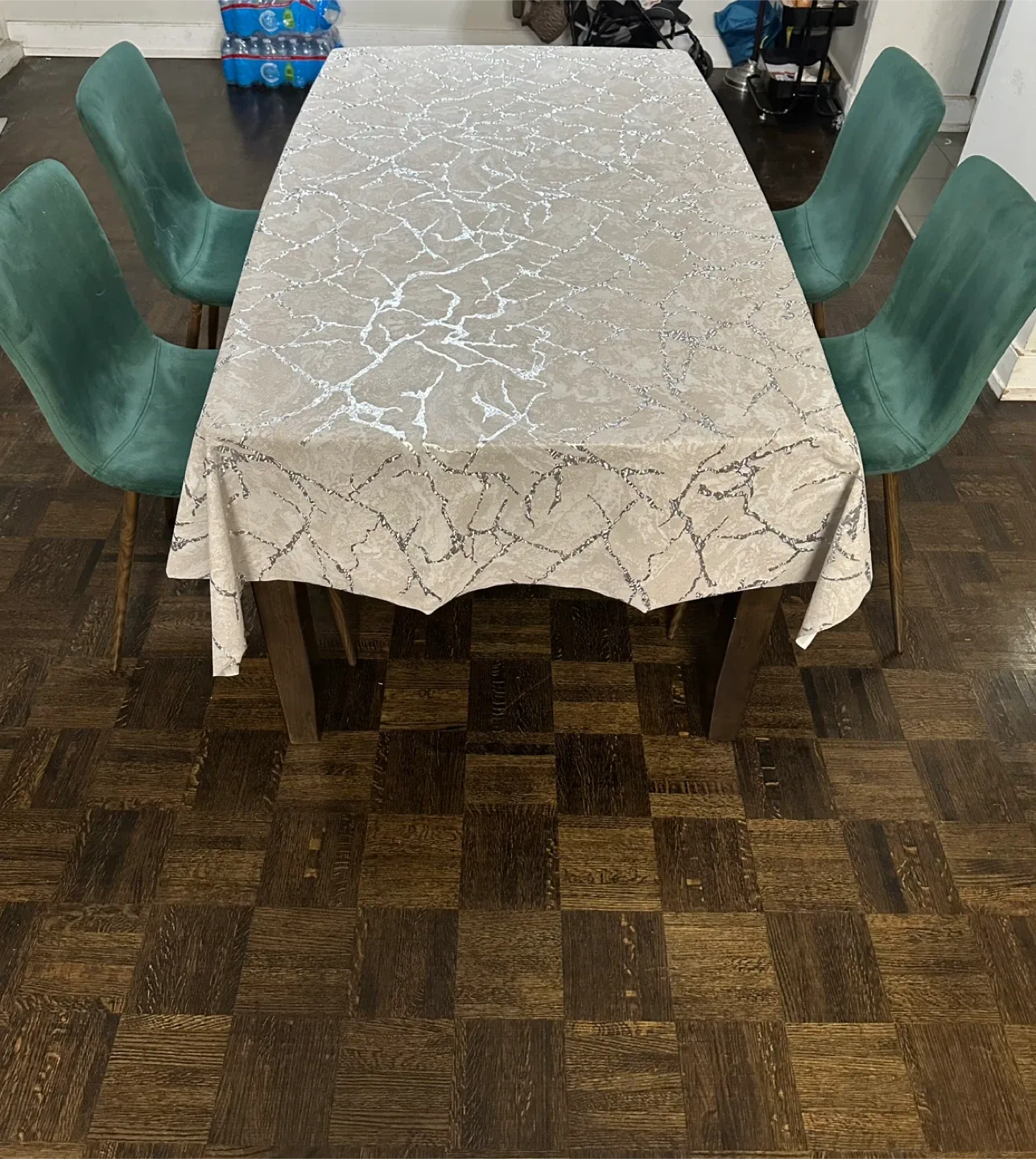 Dining Table with 4 Green Velvet Chairs image indicator(7)