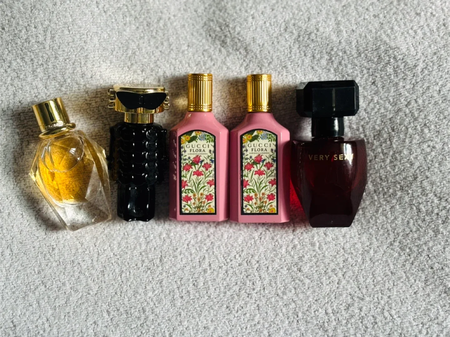 Mini Perfume Set: Gucci Flora, Burberry Her, YSL, Valentino image indicator(2)