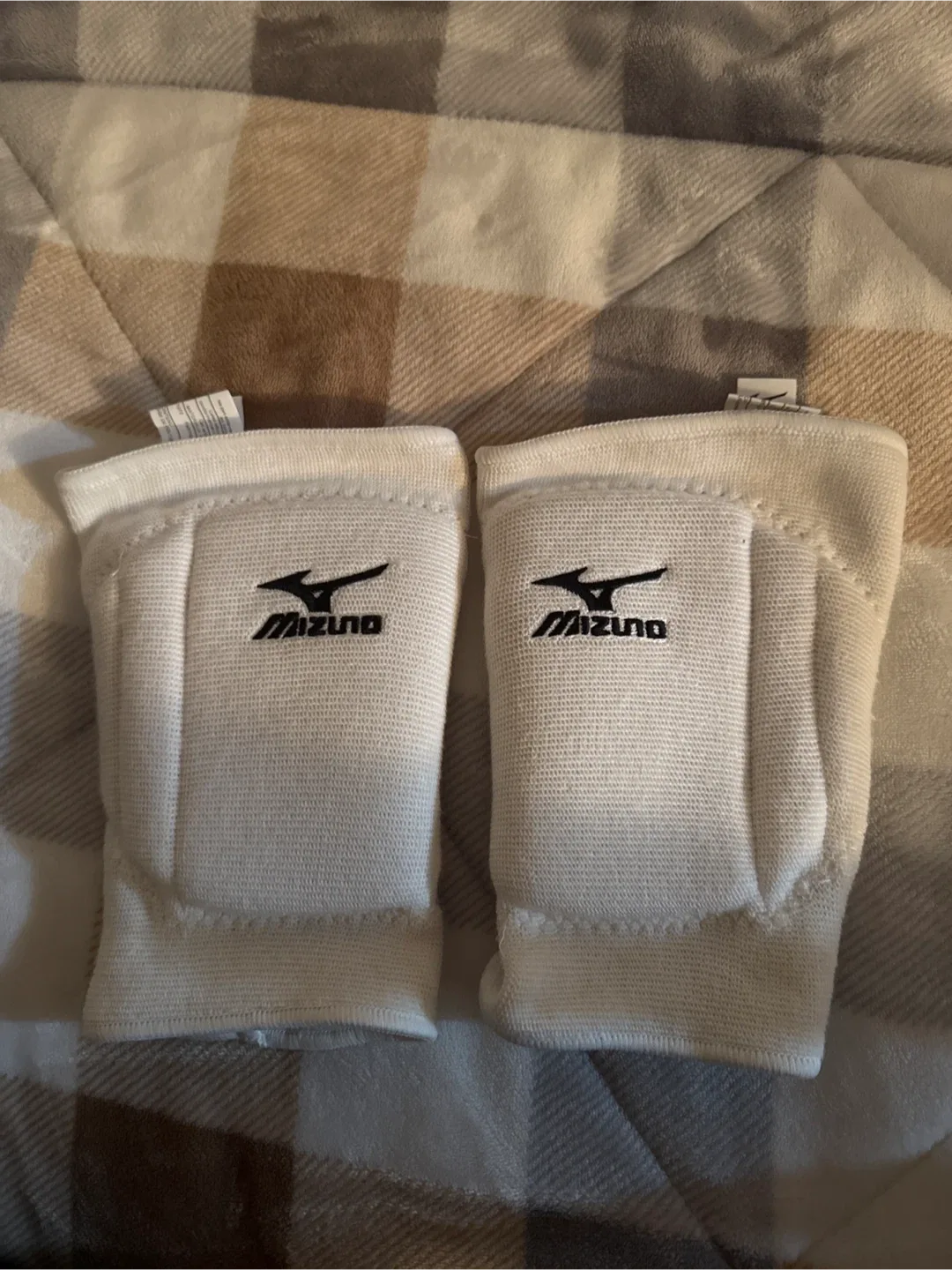 Mizuno Youth T10 White Knee Pads - Like new in Package! image indicator(3)