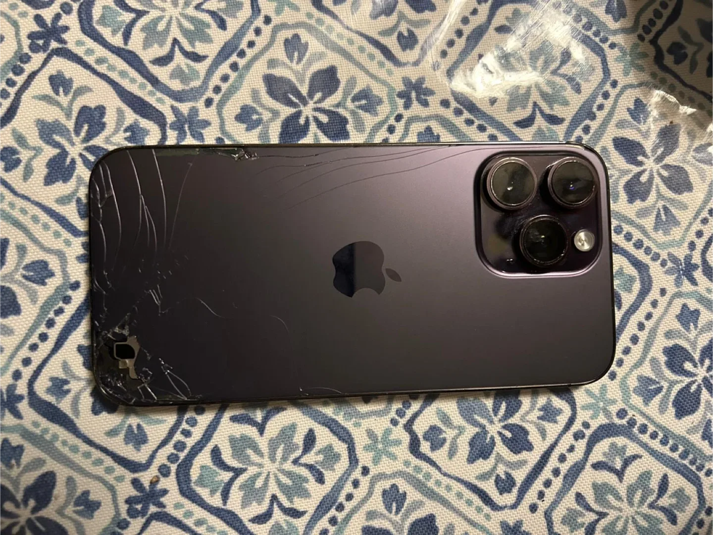 Cracked iPhone 14 Pro image indicator(3)