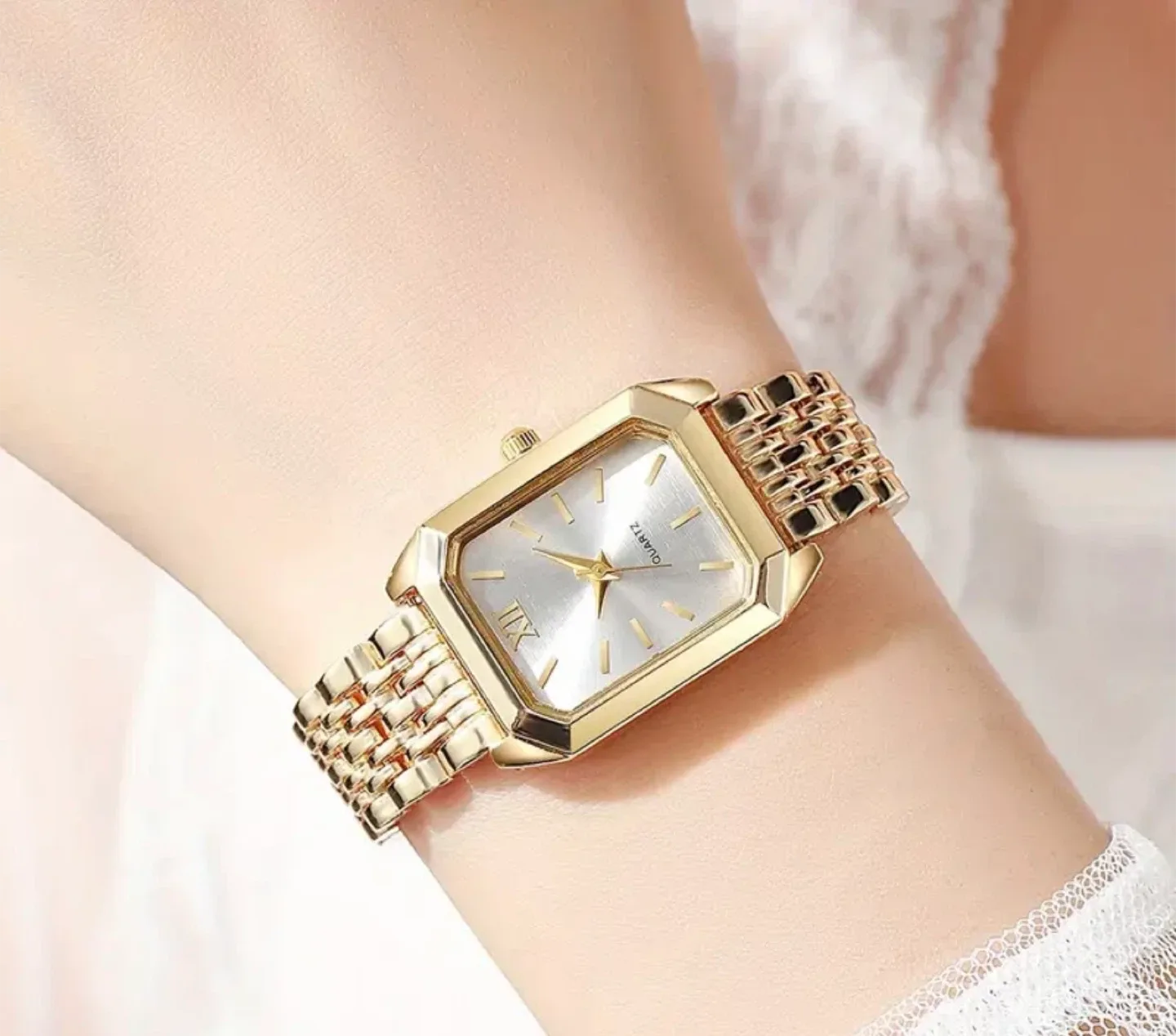 Gold Quartz Watch - Elegant Timepiece image indicator(3)