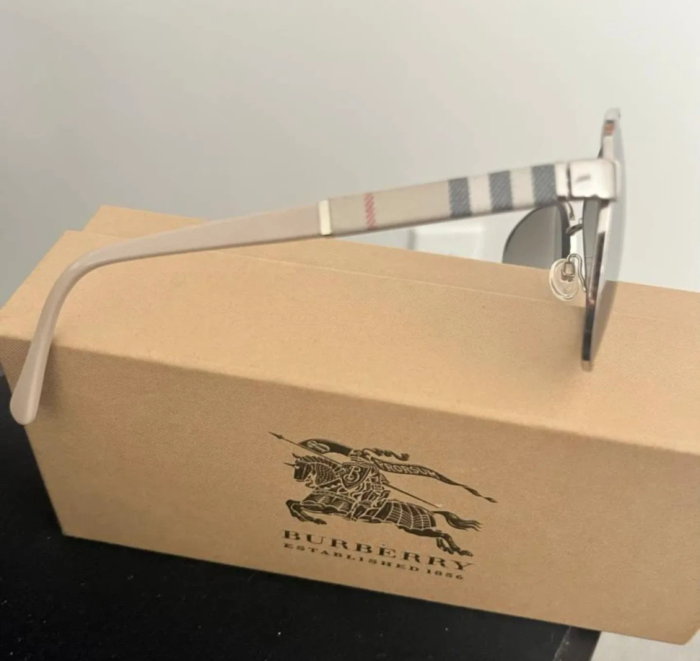 Burberry B 2080 Sunglasses image indicator(4)