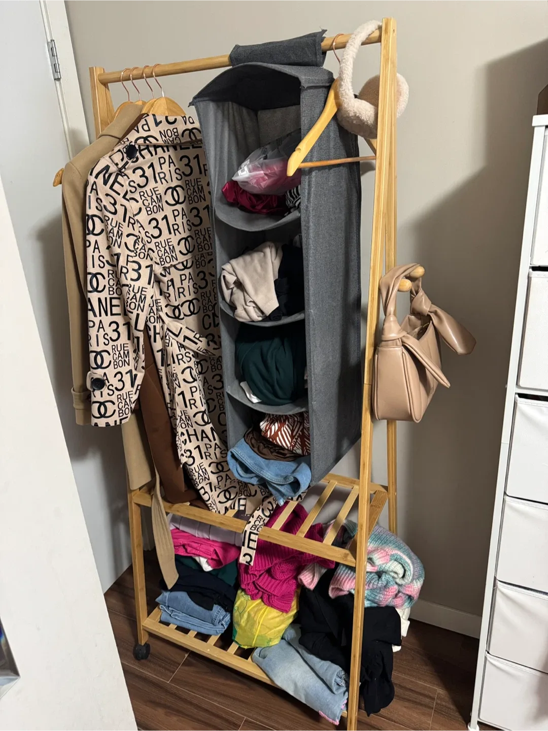 Clothes rack with black storage image indicator(2)