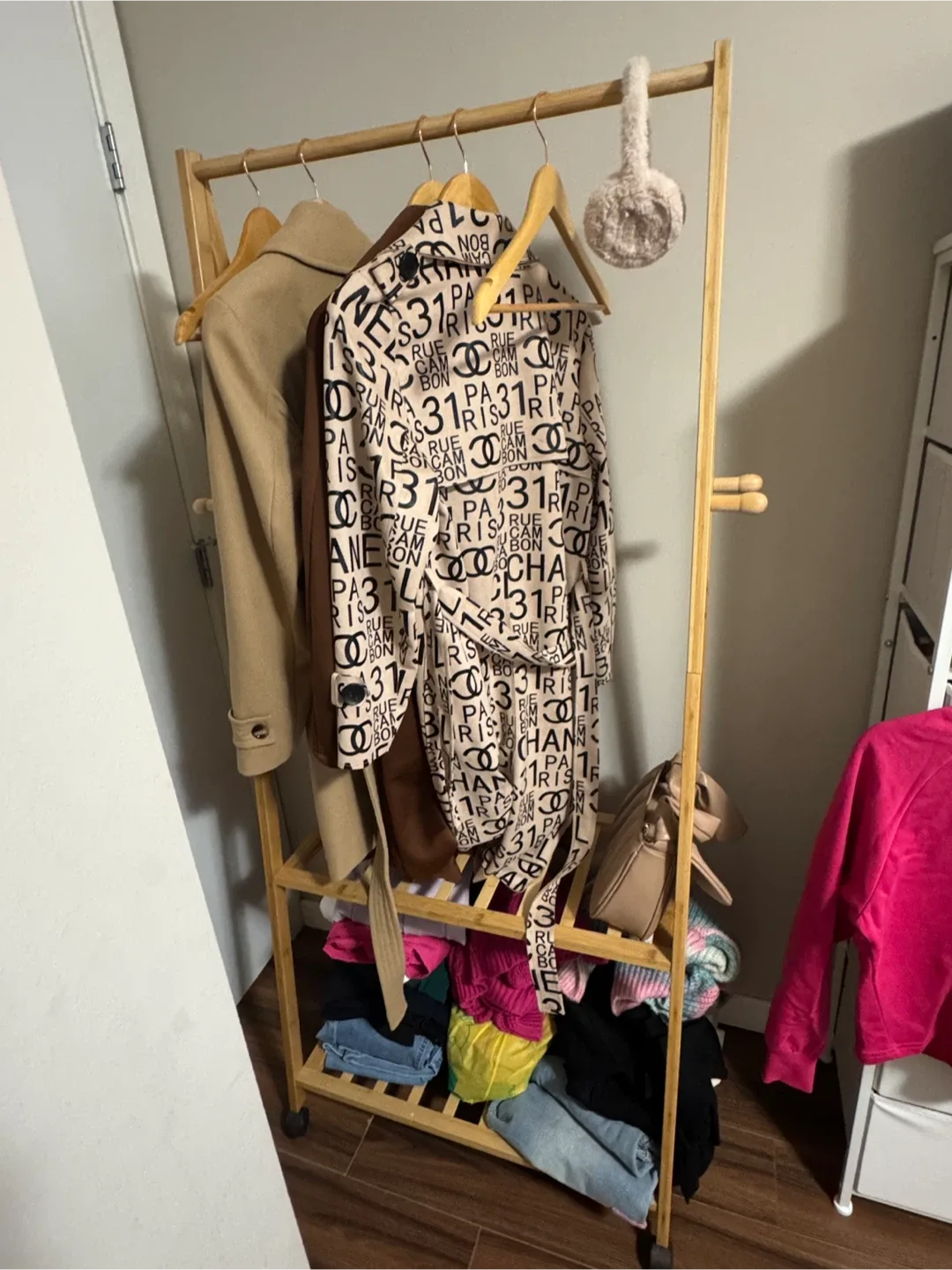 Clothes rack with black storage image indicator(3)