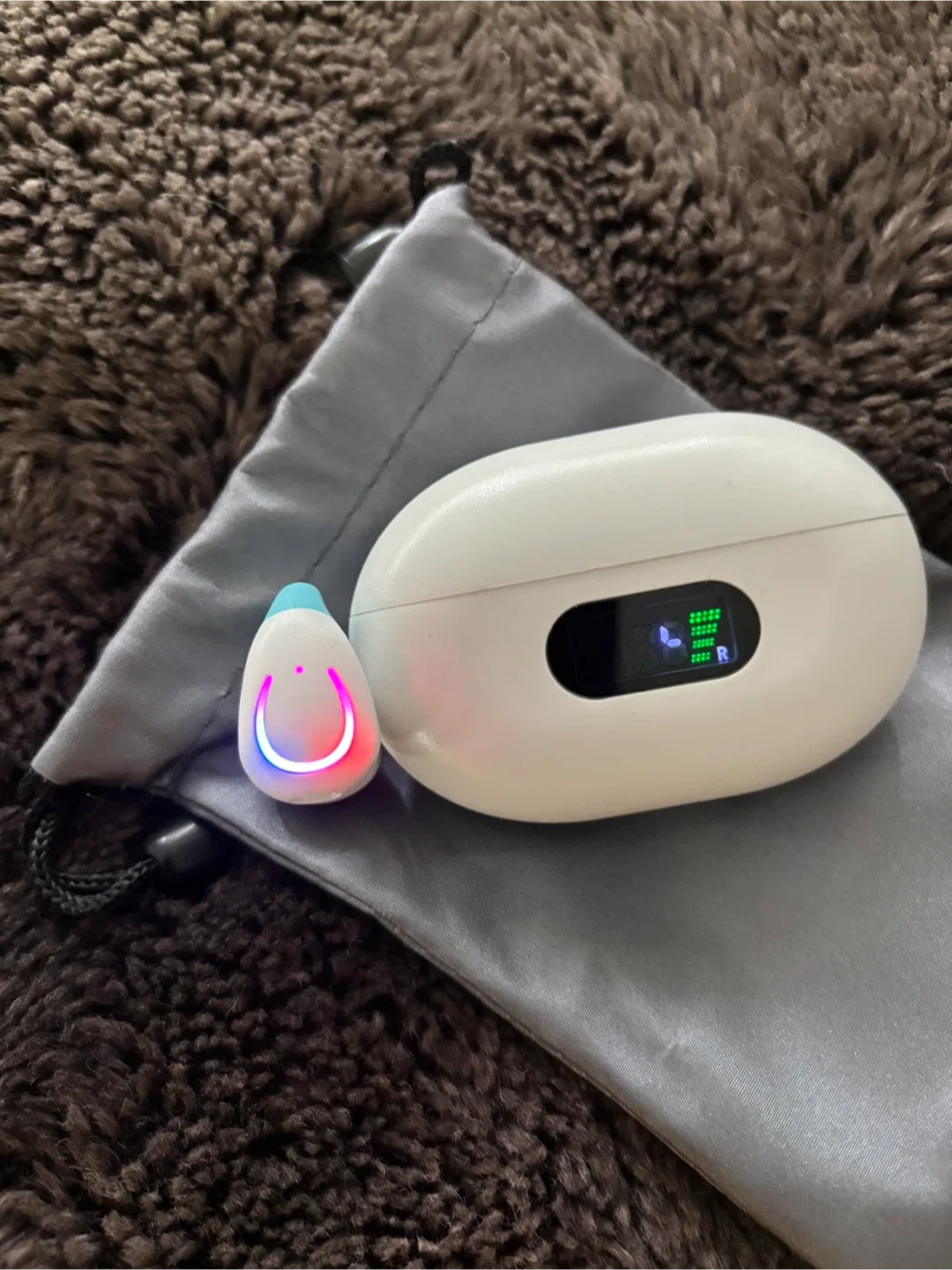 White Earbud Case with Digital Display image indicator(2)