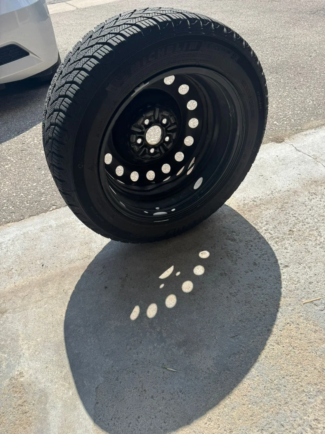Selling Michelin winter tires with rims on image indicator(5)