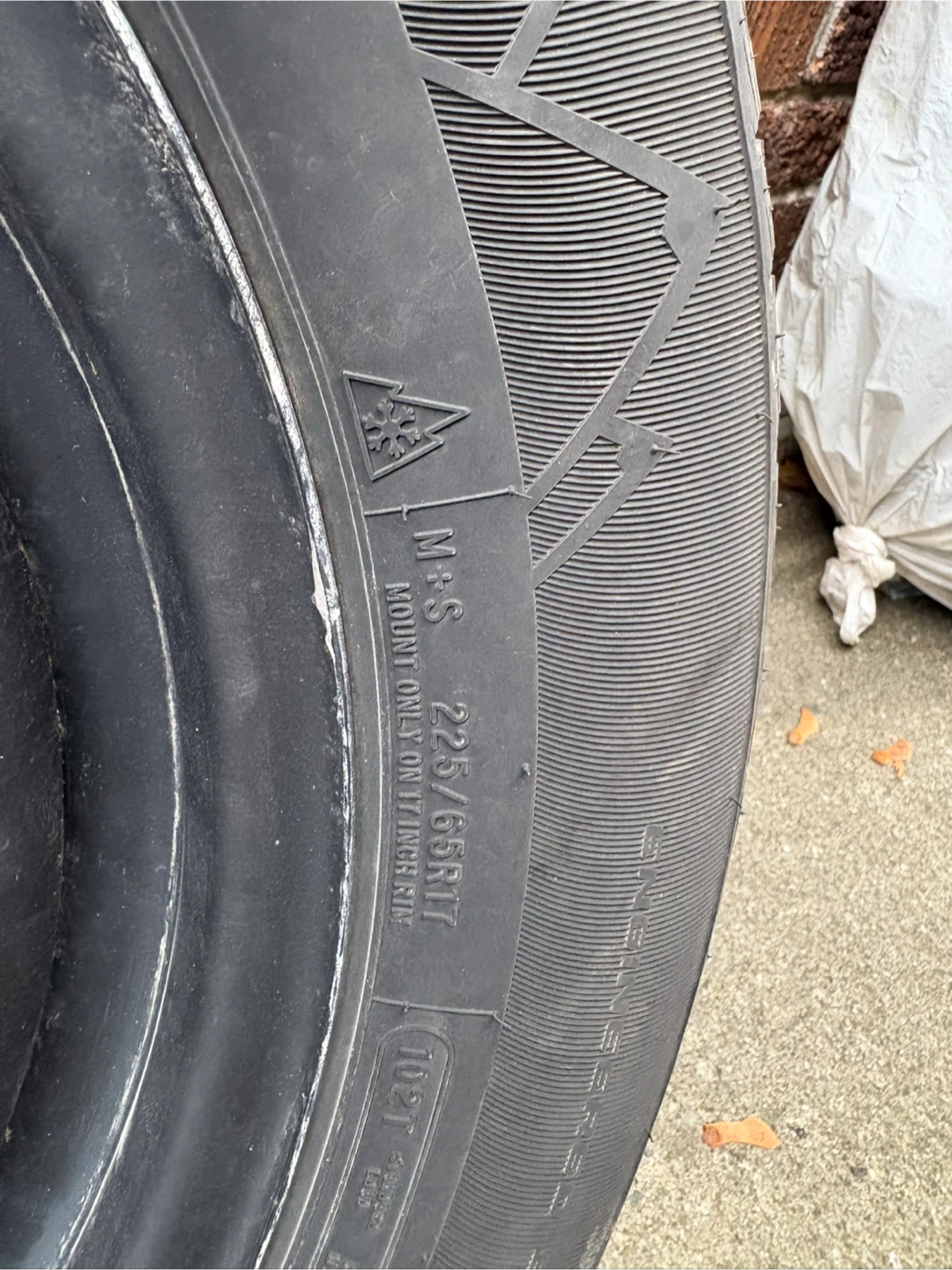 Motomaster Winter Edge 225/65R17 Tire - photo 3