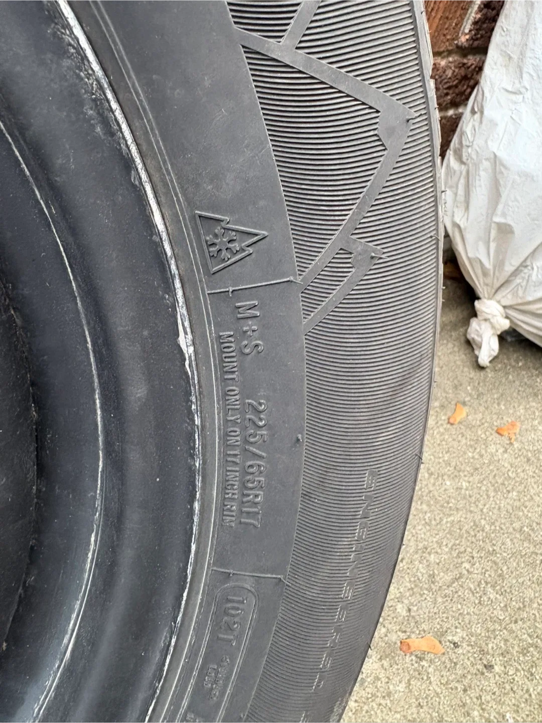 Motomaster Winter Edge 225/65R17 Tire image indicator(3)