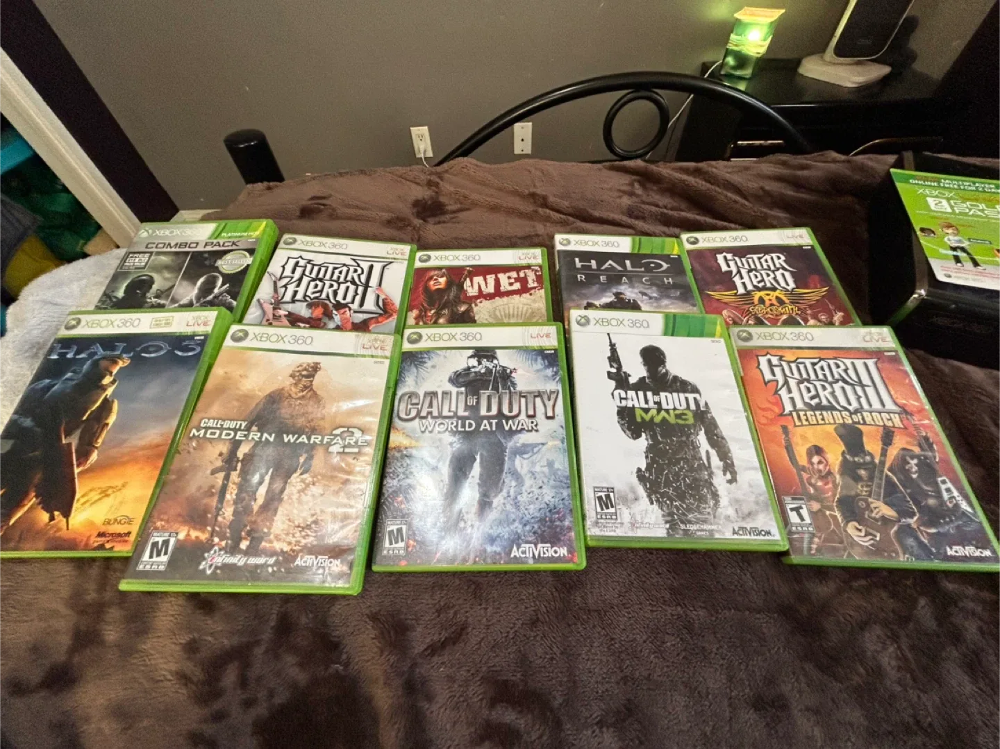 Xbox 360 Console & Games Bundle image indicator(2)