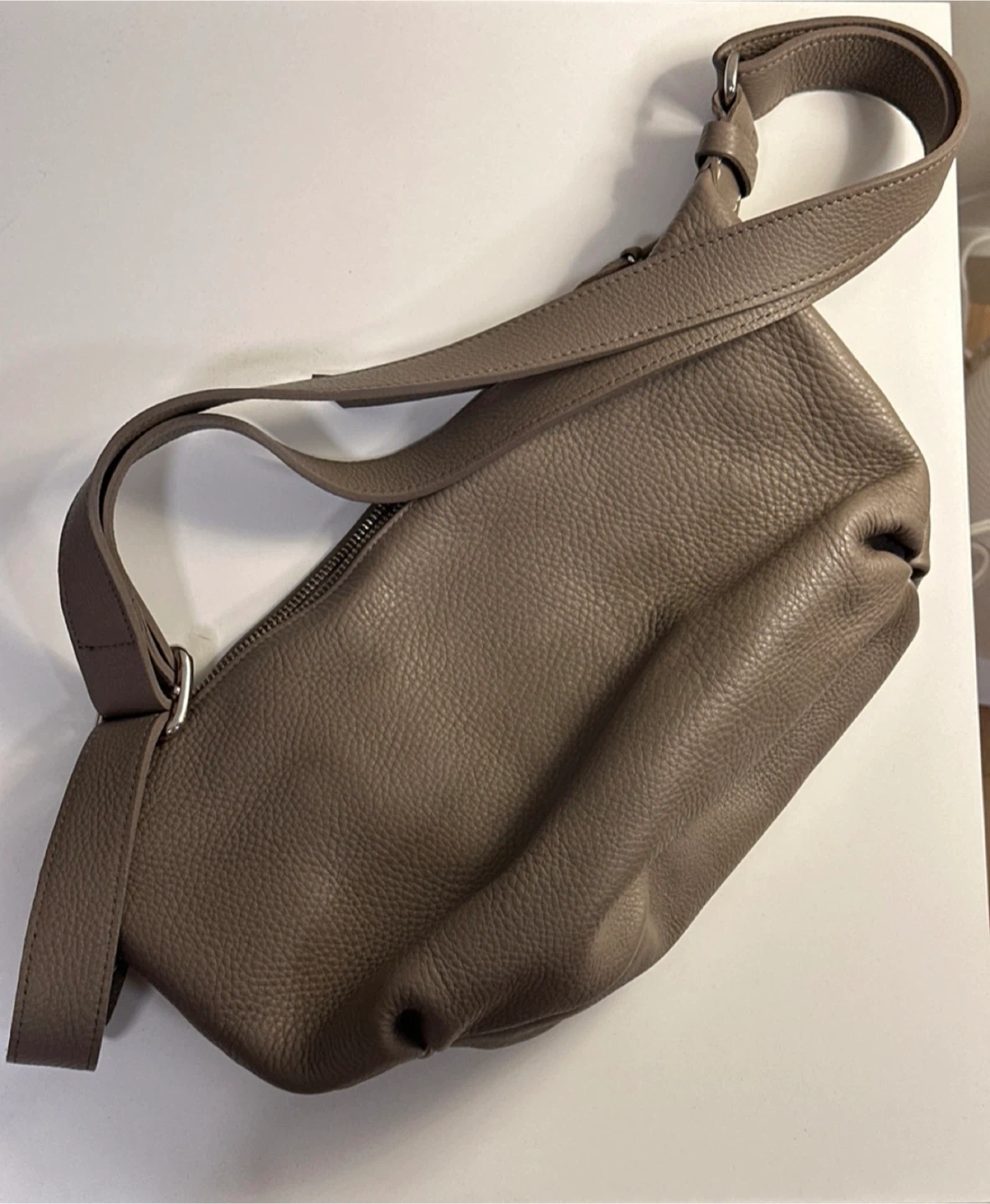 Roots Leather Crossbody Bag - Excellent Condition - photo 2