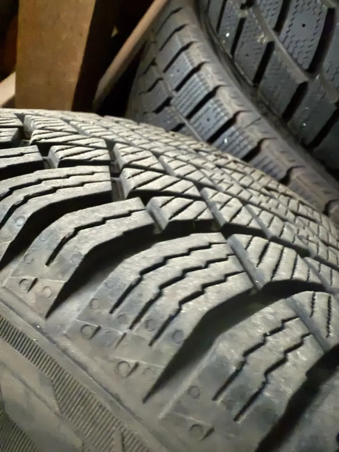 Full set snow tires & steel wheels (90% tread) image indicator(2)