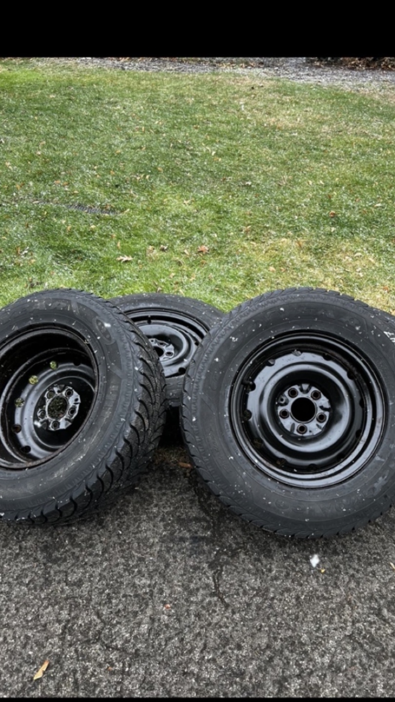Set of 4 Goodyear Ultra Grip Winter Tires 235/70R16