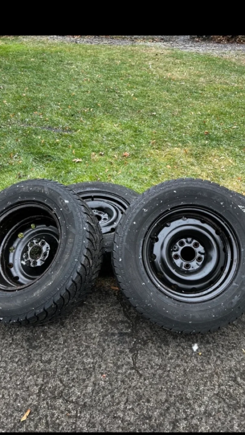 Set of 4 Goodyear Ultra Grip Winter Tires 235/70R16