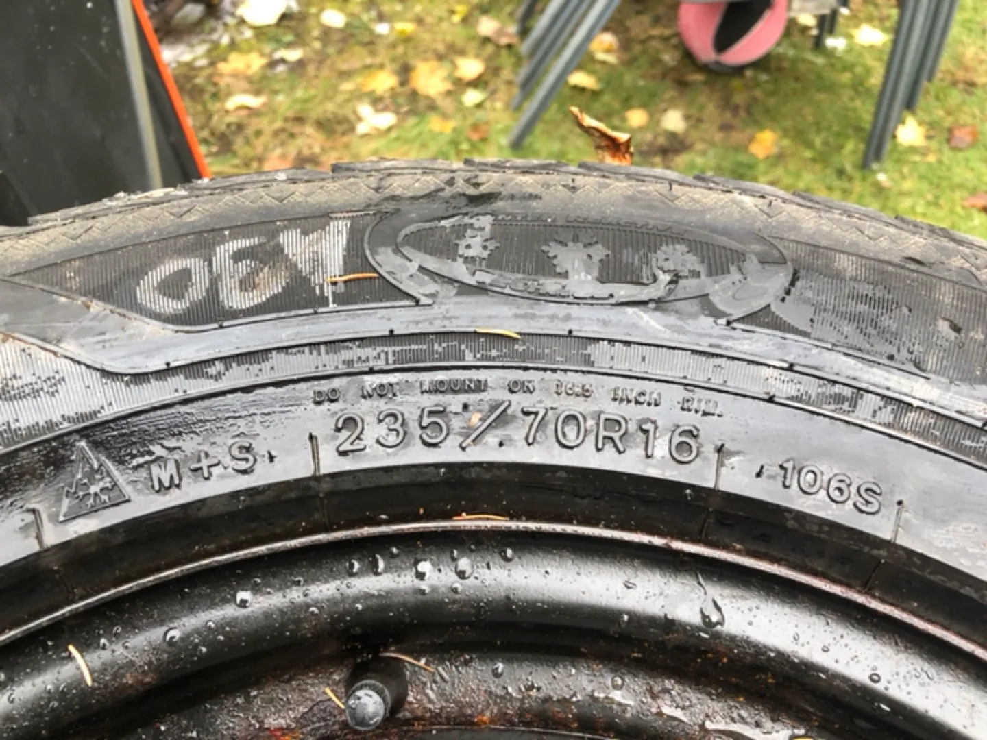 Set of 4 Goodyear Ultra Grip Winter Tires 235/70R16 image indicator(4)