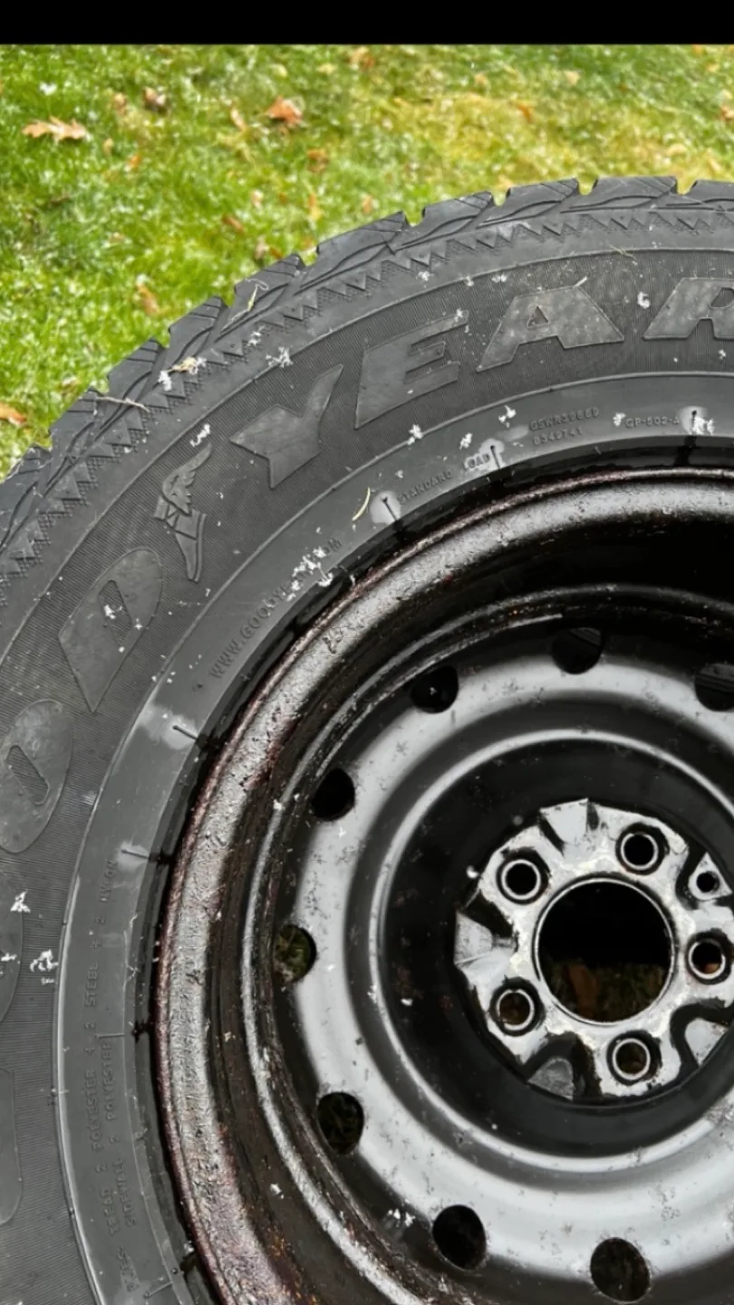 Set of 4 Goodyear Ultra Grip Winter Tires 235/70R16 image indicator(2)